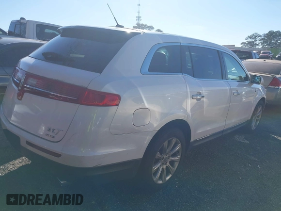 2014 Lincoln MKT EcoBoost z VIN 2LMHJ5ATXEBL53521, wystawiony jako IAAI lot #41581330 z przebiegiem 302 604 mil mil oraz . Historia ofert i sprzedaży dostępna na DreamBid. Obrazek 4.