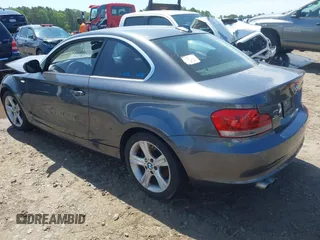 2013 BMW 1 Series 128i с VIN WBAUP7C57DVP25145, выставлен на аукционе IAAI как лот 42186423 с пробегом 131 222 миль миль и . История ставок и продаж доступна на DreamBid. Изображение 3.