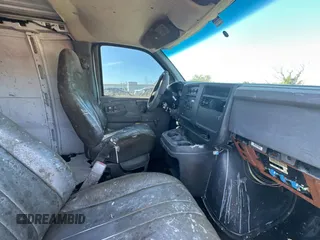 2003 GMC Savana Cargo z VIN 1GTHG35U431113170, wystawiony jako Copart lot #88987945 z przebiegiem 293 807 mil mil oraz Tytuł czysty. Historia ofert i sprzedaży dostępna na DreamBid. Obrazek 5.