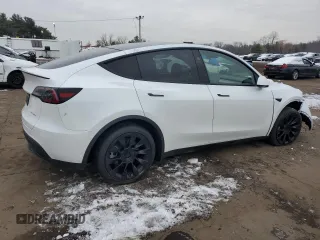 2025 Tesla Model Y Long Range z VIN 7SAYGDEE4SA357731, wystawiony jako Copart lot #44438785 z przebiegiem 1877 mil mil oraz Szkoda całkowita • Salvage title. Historia ofert i sprzedaży dostępna na DreamBid. Obrazek 3.