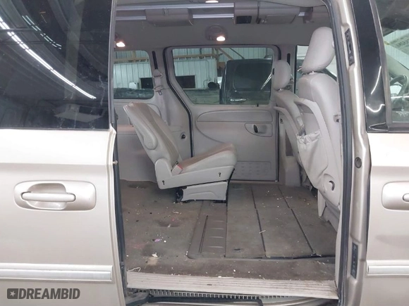 2007 Chrysler Town & Country LWB Touring with VIN 2A8GP54L87R170109, listed as a IAAI auction lot 41785286 with 151,389 mi miles. Bid and sale history available at carsss.com. Image 8.