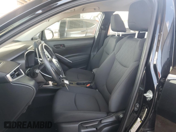 2023 Toyota Corolla Cross LE z VIN 7MUCAABG8PV066027, wystawiony jako Copart lot #57873425 z przebiegiem 21 843 mil mil oraz Czysty tytuł • Clean title. Historia ofert i sprzedaży dostępna na DreamBid. Obrazek 7.