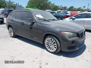2014 BMW X1 sDrive28i z VIN WBAVM1C50EVW54351, wystawiony jako IAAI lot #42117685 z przebiegiem 131 631 mil mil oraz . Historia ofert i sprzedaży dostępna na DreamBid. Obrazek 1.
