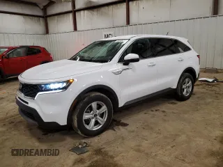 2021 Kia Sorento LX z VIN 5XYRGDLC7MG002909, wystawiony jako Copart lot #52444775 z przebiegiem 100 562 mil mil oraz Nie do naprawy • Non repairable. Historia ofert i sprzedaży dostępna na DreamBid. Obrazek 1.