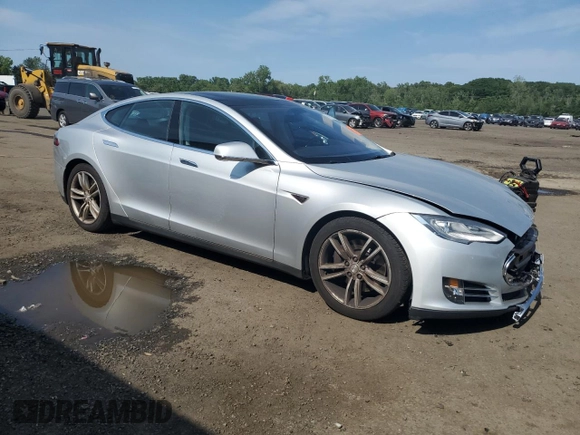 2013 Tesla Model S z VIN 5YJSA1CG9DFP06427, wystawiony jako Copart lot #59515845 z przebiegiem 49 446 mil mil oraz Szkoda całkowita • Salvage title. Historia ofert i sprzedaży dostępna na DreamBid. Obrazek 4.