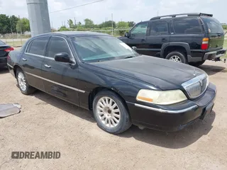 2004 Lincoln Town Car Signature z VIN 1LNHM81W54Y629779, wystawiony jako IAAI lot #42461595 z przebiegiem Nie podano mil oraz . Historia ofert i sprzedaży dostępna na DreamBid. Obrazek 1.