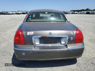 2004 Lincoln Town Car Signature z VIN 1LNHM81W24Y657135, wystawiony jako Copart lot #58640295 z przebiegiem 90 773 mil mil oraz Czysty tytuł • Clean title. Historia ofert i sprzedaży dostępna na DreamBid. Obrazek 6.