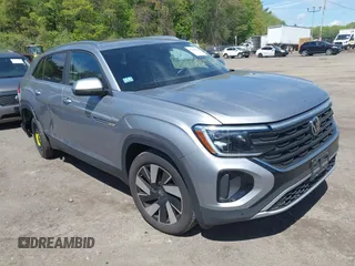 2024 Volkswagen Atlas SE z VIN 1V2KE2CA9RC211783, wystawiony jako IAAI lot #42192690 z przebiegiem 25 361 mil mil oraz . Historia ofert i sprzedaży dostępna na DreamBid. Obrazek 1.