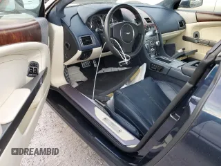 2009 Aston Martin DB9 z VIN SCFAD01E79GA12139, wystawiony jako Copart lot #76241164 z przebiegiem Nie podano mil oraz Szkody całkowita. Historia ofert i sprzedaży dostępna na DreamBid. Obrazek 8.