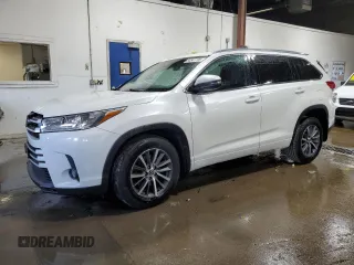 2018 Toyota Highlander SE z VIN 5TDJZRFH8JS530923, wystawiony jako Copart lot #56841795 z przebiegiem 66 786 mil mil oraz Szkoda całkowita • Salvage title. Historia ofert i sprzedaży dostępna na DreamBid. Obrazek 1.