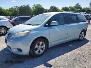 2015 Toyota Sienna LE AAS z VIN 5TDKK3DC7FS566090, wystawiony jako Copart lot #58172665 z przebiegiem 162 047 mil mil oraz Czysty tytuł • Clean title. Historia ofert i sprzedaży dostępna na DreamBid. Obrazek 1.