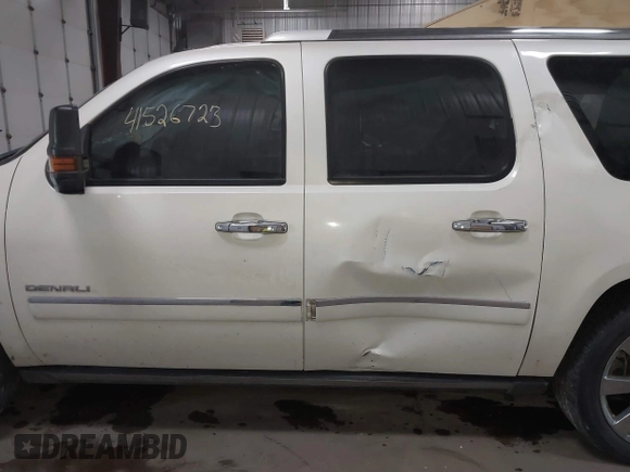 2011 GMC Yukon XL Denali with VIN 1GKS2MEF9BR221784, listed as a IAAI auction lot 41526723 with 207,632 mi miles. Bid and sale history available at carsss.com. Image 15.