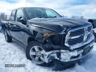 2015 Ram 1500 Outdoorsman z VIN 1C6RR7GGXFS606208, wystawiony jako IAAI lot #41660434 z przebiegiem 135 087 mil mil oraz . Historia ofert i sprzedaży dostępna na DreamBid. Obrazek 6.