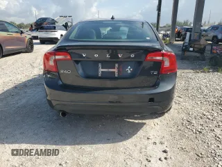2013 Volvo S60 T5 Premier z VIN YV1612FS8D2185589, wystawiony jako Copart lot #58694315 z przebiegiem 130 091 mil mil oraz Czysty tytuł • Clean title. Historia ofert i sprzedaży dostępna na DreamBid. Obrazek 6.