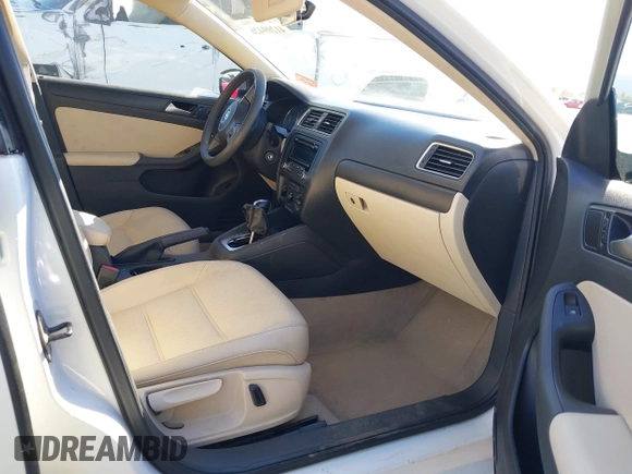 2014 Volkswagen Jetta Sedan SE w/Connectivity with VIN 3VWD07AJ3EM403876, listed as a IAAI auction lot 41209426 with 155,336 mi miles. Bid and sale history available at carsss.com. Image 5.