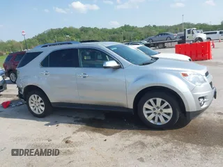 2011 Chevrolet Equinox 2LT z VIN 2CNFLNEC0B6287590, wystawiony jako IAAI lot #42123526 z przebiegiem 80 501 mil mil oraz . Historia ofert i sprzedaży dostępna na DreamBid. Obrazek 14.