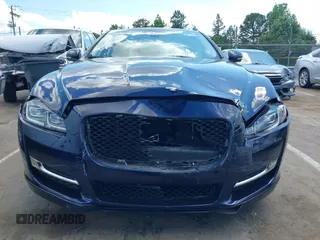 2019 Jaguar XJ R-Sport z VIN SAJWJ1CD0K8W20865, wystawiony jako IAAI lot #42206084 z przebiegiem 42 697 mil mil oraz . Historia ofert i sprzedaży dostępna na DreamBid. Obrazek 12.