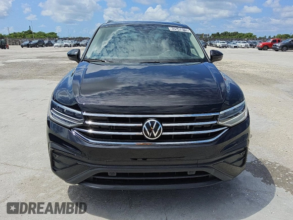 2024 Volkswagen Tiguan SE with VIN 3VVNB7AXXRM074896, listed as a Copart auction lot 52645015 with 13,872 mi miles and Clean title. Bid and sale history available at DreamBid. Image 5.