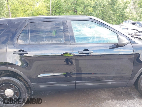 2018 Ford Police Interceptor Utility z VIN 1FM5K8AR4JGB93026, wystawiony jako IAAI lot #41975110 z przebiegiem 104 386 mil mil oraz . Historia ofert i sprzedaży dostępna na DreamBid. Obrazek 14.