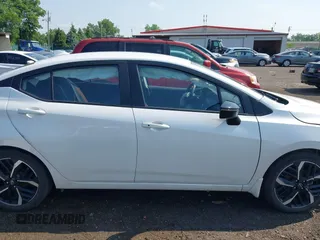 2023 Nissan Versa SR z VIN 3N1CN8FV4PL870186, wystawiony jako IAAI lot #42458430 z przebiegiem 22 mil mil oraz . Historia ofert i sprzedaży dostępna na DreamBid. Obrazek 14.
