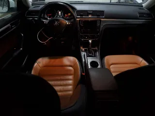 2018 Volkswagen Passat SEL Premium z VIN 1VWCA7A33JC017304, wystawiony jako Copart lot #86557824 z przebiegiem 74 001 mil mil oraz Szkoda całkowita • Salvage title. Historia ofert i sprzedaży dostępna na DreamBid. Obrazek 8.