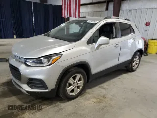 2020 Chevrolet Trax LT z VIN KL7CJLSB5LB017554, wystawiony jako Copart lot #50195965 z przebiegiem 41 843 mil mil oraz Szkody całkowita. Historia ofert i sprzedaży dostępna na DreamBid. Obrazek 1.