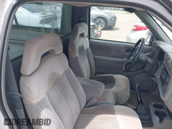 1997 GMC Sonoma z VIN 1GTCS1443VK511286, wystawiony jako IAAI lot #42236026 z przebiegiem 154 768 mil mil oraz . Historia ofert i sprzedaży dostępna na DreamBid. Obrazek 8.