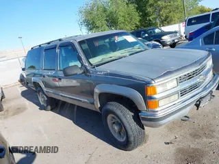 1999 Chevrolet Suburban z VIN 1GNGK26J0XJ455009, wystawiony jako IAAI lot #42276605 z przebiegiem 202 646 mil mil oraz . Historia ofert i sprzedaży dostępna na DreamBid. Obrazek 1.