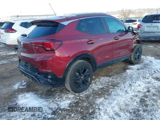 2024 Buick Encore GX Sport Touring z VIN KL4AMESL0RB002758, wystawiony jako IAAI lot #41405974 z przebiegiem 19 558 mil mil oraz . Historia ofert i sprzedaży dostępna na DreamBid. Obrazek 4.
