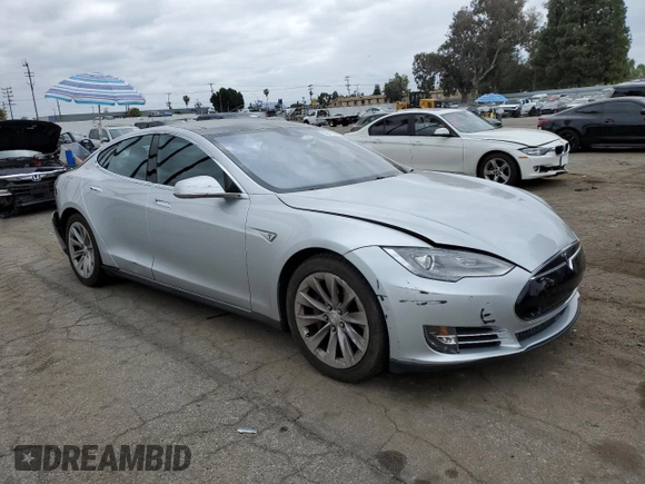 2015 Tesla Model S 85D with VIN 5YJSA1H28FFP78686, listed as a Copart auction lot 53310595 with 69,682 mi miles and Salvage Title. Bid and sale history available at carsss.com. Image 4.