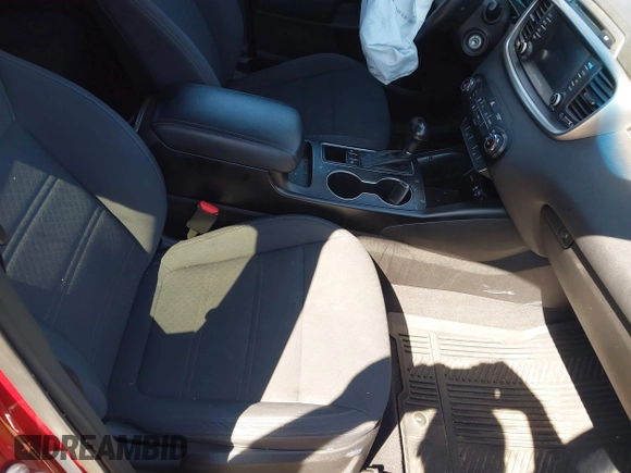 2017 Kia Sorento LX z VIN 5XYPG4A3XHG295107, wystawiony jako IAAI lot #42037114 z przebiegiem 91 967 mil mil oraz . Historia ofert i sprzedaży dostępna na DreamBid. Obrazek 5.