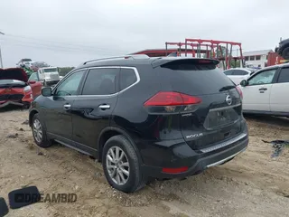 2020 Nissan Rogue S z VIN 5N1AT2MT4LC724509, wystawiony jako IAAI lot #41612574 z przebiegiem 110 426 mil mil oraz . Historia ofert i sprzedaży dostępna na DreamBid. Obrazek 3.