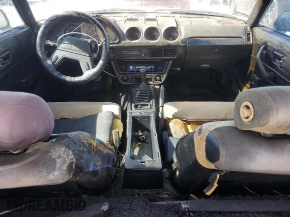 1982 Datsun 280ZX z VIN JN1HZ04S1CX447813, wystawiony jako Copart lot #56649125 z przebiegiem 285 290 mil mil oraz Tytuł czysty. Historia ofert i sprzedaży dostępna na DreamBid. Obrazek 8.