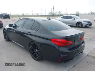 2019 BMW M5 z VIN WBSJF0C51KB447804, wystawiony jako IAAI lot #41848760 z przebiegiem 83 303 mil mil oraz . Historia ofert i sprzedaży dostępna na DreamBid. Obrazek 3.