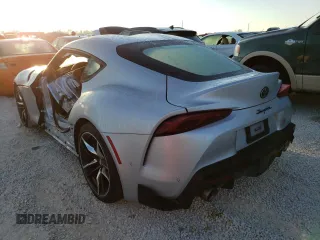 2022 Toyota Supra 3.0 z VIN WZ1DB0C04NW047447, wystawiony jako Copart lot #64258802 z przebiegiem Nie podano mil oraz . Historia ofert i sprzedaży dostępna na DreamBid. Obrazek 3.