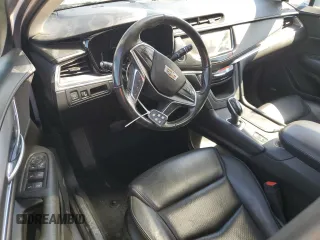 2019 Cadillac XT5 Premium Luxury FWD z VIN 1GYKNERS5KZ235627, wystawiony jako Copart lot #52512755 z przebiegiem Nie podano mil oraz Szkody całkowita. Historia ofert i sprzedaży dostępna na DreamBid. Obrazek 8.