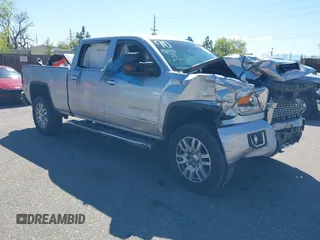 2017 GMC Sierra 2500HD Denali z VIN 1GT12UEYXHF221974, wystawiony jako IAAI lot #42184163 z przebiegiem Nie podano mil oraz . Historia ofert i sprzedaży dostępna na DreamBid. Obrazek 1.