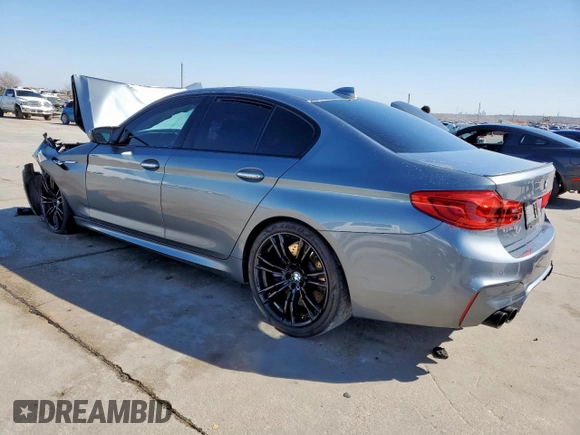 2018 BMW M5 z VIN WBSJF0C50JB282469, wystawiony jako Copart lot #46794335 z przebiegiem Nie podano mil oraz Szkody całkowita. Historia ofert i sprzedaży dostępna na DreamBid. Obrazek 2.
