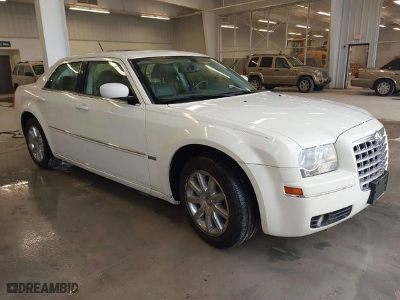 2008 Chrysler 300 Touring with VIN 2C3LA53G58H211089, listed as a IAAI auction lot 41530208 with 116,941 mi miles. Bid and sale history available at carsss.com. Image 1.