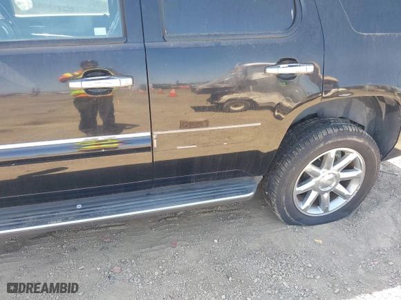 2008 GMC Yukon Denali with VIN 1GKFK63848J210877, listed as a IAAI auction lot 42096972 with 144,467 mi miles. Bid and sale history available at carsss.com. Image 18.