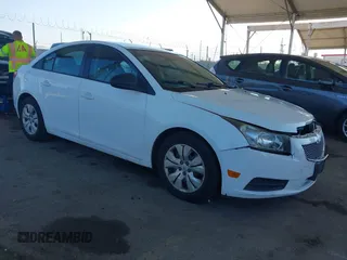 2014 Chevrolet Cruze LS z VIN 1G1PA5SG7E7119819, wystawiony jako IAAI lot #42287424 z przebiegiem 133 279 mil mil oraz . Historia ofert i sprzedaży dostępna na DreamBid. Obrazek 1.