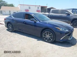 2022 Lexus ES 350 z VIN 58ADZ1B15NU121923, wystawiony jako IAAI lot #42137107 z przebiegiem 44 480 mil mil oraz . Historia ofert i sprzedaży dostępna na DreamBid. Obrazek 1.