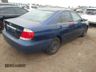 2005 Toyota Camry STD z VIN 4T1BE32K85U101891, wystawiony jako IAAI lot #41680923 z przebiegiem 146 472 mil mil oraz . Historia ofert i sprzedaży dostępna na DreamBid. Obrazek 4.