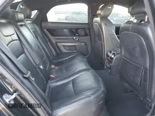 2015 Jaguar XJ z VIN SAJWA1CZ5F8V90554, wystawiony jako Copart lot #83623994 z przebiegiem 104 440 mil mil oraz Szkoda całkowita • Salvage title. Historia ofert i sprzedaży dostępna na DreamBid. Obrazek 11.