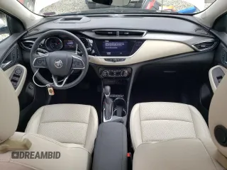 2020 Buick Encore GX Essence z VIN KL4MMGSL9LB077961, wystawiony jako Copart lot #54544045 z przebiegiem 17 256 mil mil oraz Szkoda całkowita • Salvage title. Historia ofert i sprzedaży dostępna na DreamBid. Obrazek 8.