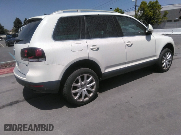 2008 Volkswagen Touareg V6 z VIN WVGBE77L38D033206, wystawiony jako IAAI lot #41903936 z przebiegiem Nie podano mil oraz . Historia ofert i sprzedaży dostępna na DreamBid. Obrazek 4.