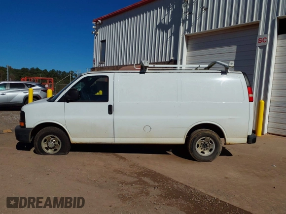 2014 Chevrolet Express Cargo z VIN 1GCWGFCA3E1143040, wystawiony jako IAAI lot #40703687 z przebiegiem 315 472 mil mil oraz . Historia ofert i sprzedaży dostępna na DreamBid. Obrazek 14.