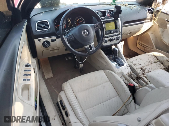 2014 Volkswagen Eos Sport z VIN WVWBW8AH9EV002933, wystawiony jako Copart lot #56212705 z przebiegiem 142 117 mil mil oraz Szkoda całkowita • Salvage title. Historia ofert i sprzedaży dostępna na DreamBid. Obrazek 8.