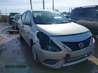 2017 Nissan Versa S Plus z VIN 3N1CN7AP5HL900011, wystawiony jako IAAI lot #41474716 z przebiegiem 82 843 mil mil oraz . Historia ofert i sprzedaży dostępna na DreamBid. Obrazek 1.