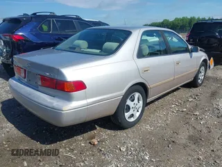 2001 Toyota Camry CE z VIN 4T1BG22K01U053432, wystawiony jako IAAI lot #42257822 z przebiegiem 128 610 mil mil oraz . Historia ofert i sprzedaży dostępna na DreamBid. Obrazek 4.